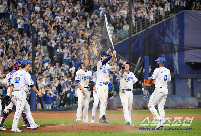  Koo Ja-wook handing the flag to Diaz