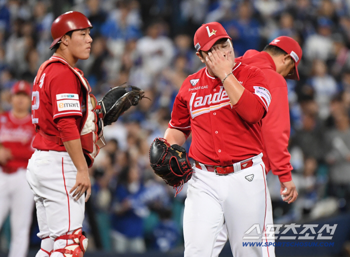  Lee Woon, who is being replaced, sheds tears at 2 home runs