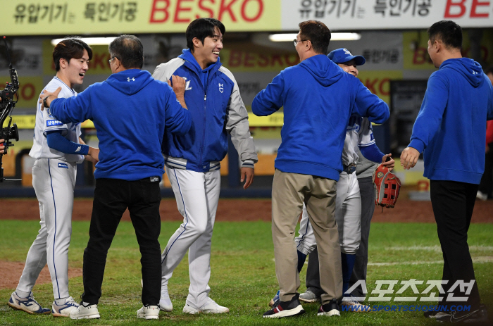 Samsung President Yoo Jeong-geun gives a hot hug to Jong-yeol's players