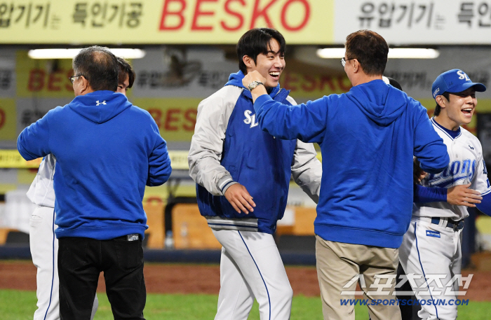  Samsung President Yoo Jeong-geun gives a hot hug to Jong-yeol's players