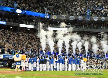  Samsung's team shares the joy of advancing to the playoffs with fans