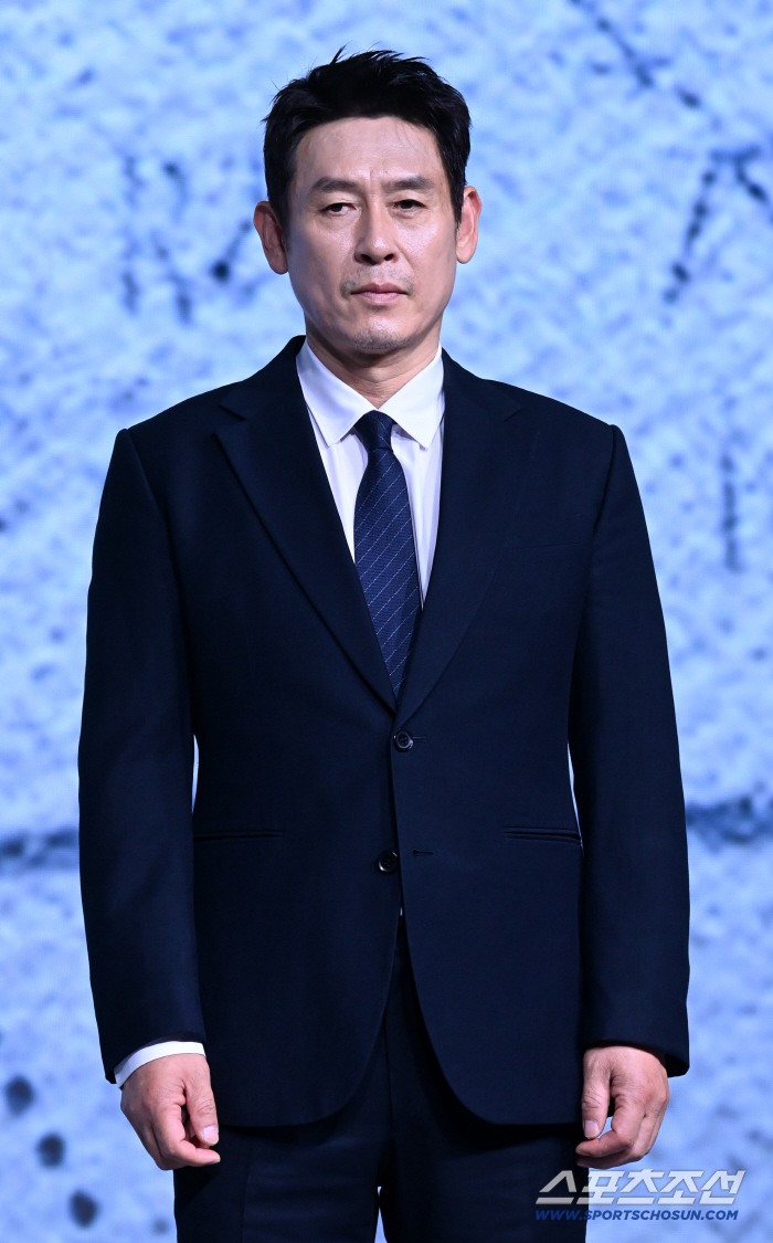  Seol Kyung-gu, shining suit fit
