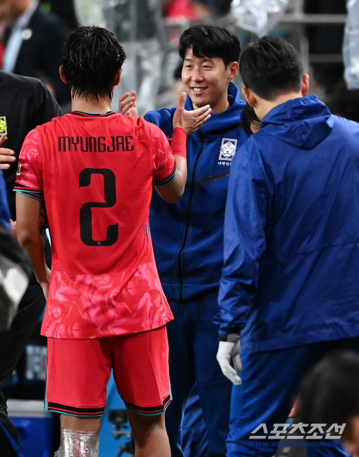  Smiling Son Heung-min wins 2-0