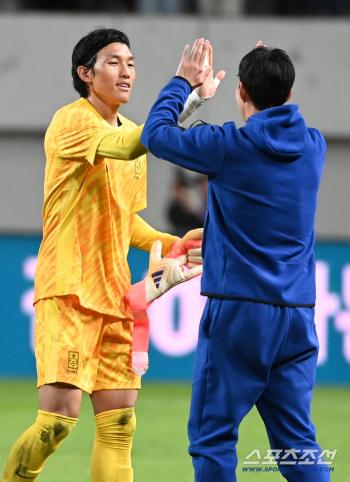  Son Heung-min and Kim Seung-gyu are impressed by the performance