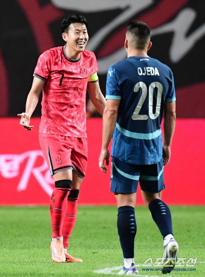  Son Heung-min answers Paraguay's rough foul with a smile