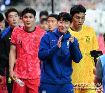  Son Heung-min, get closer to the fans and say hello