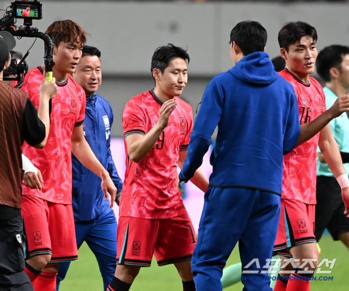  Son Heung-min greets Lee Kang-in and Oh Hyun-kyu