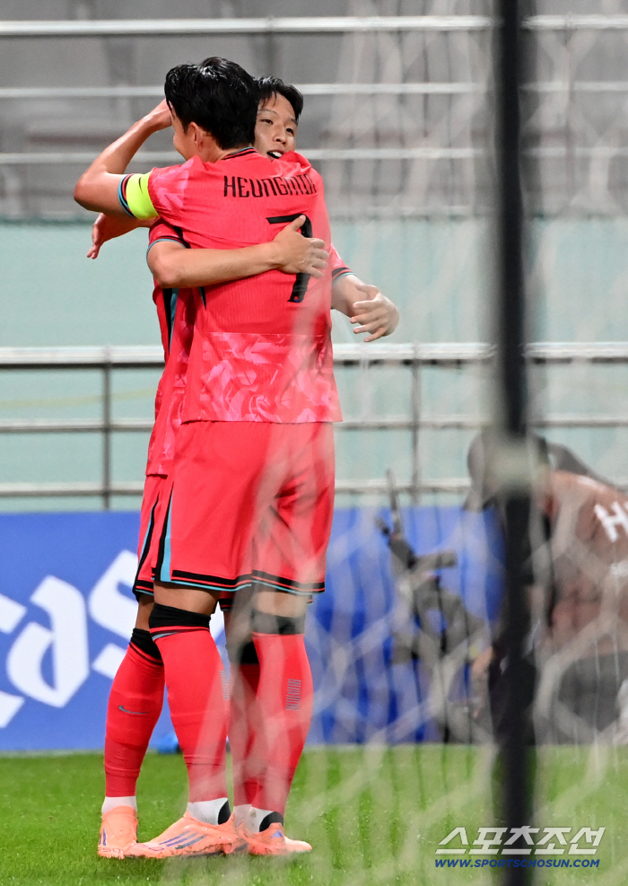  Son Heung-min hugs Um Ji-sung for the first goal