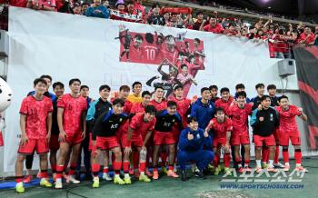  Son Heung-min, who played the most A matches, took a commemorative photo with his fan teammates
