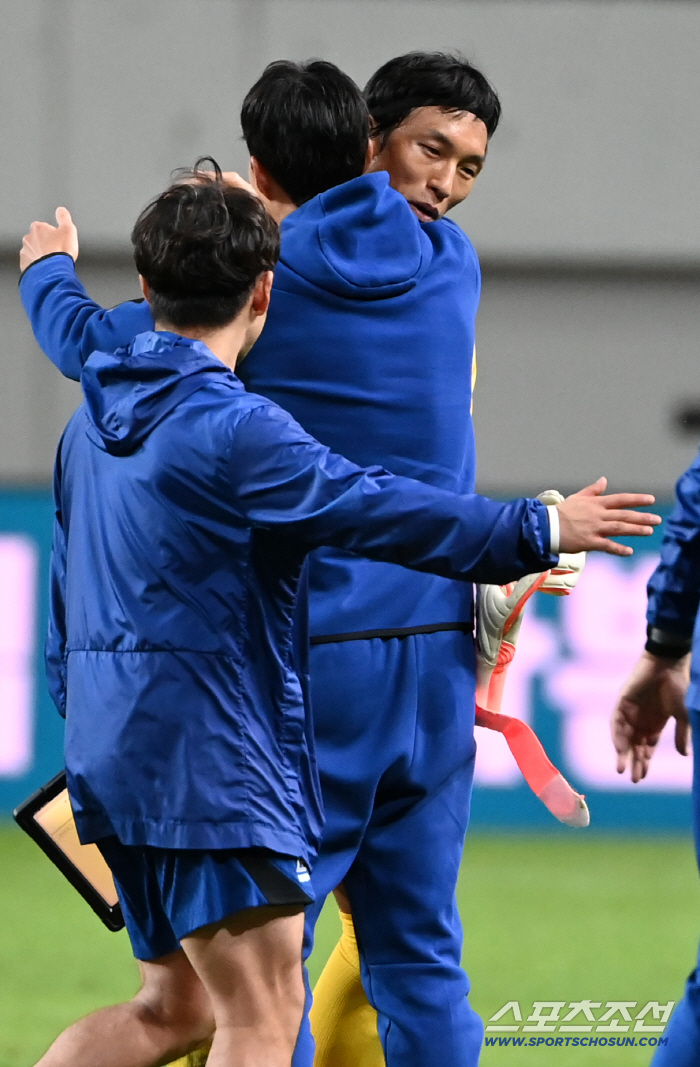  Son Heungmin hugs Kim Seung Kyu. You did the best