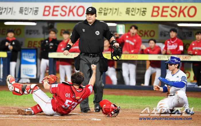  SSG Lee Ji-young Samsung Kim Sung-yoon, looking at the referee at the same time