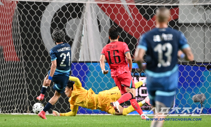  Super save Kim Seung Kyu. I'll protect the goal