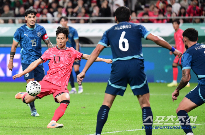  Um Ji Sung's first goal with a quick shot