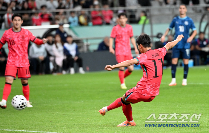  Um Jisung, the first goal made with his right foot
