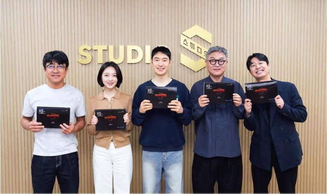 'Rainbow 5 members as a whole.' 'Model Taxi 3' is back after 2 years. Expectations are high on the script reading scene. 