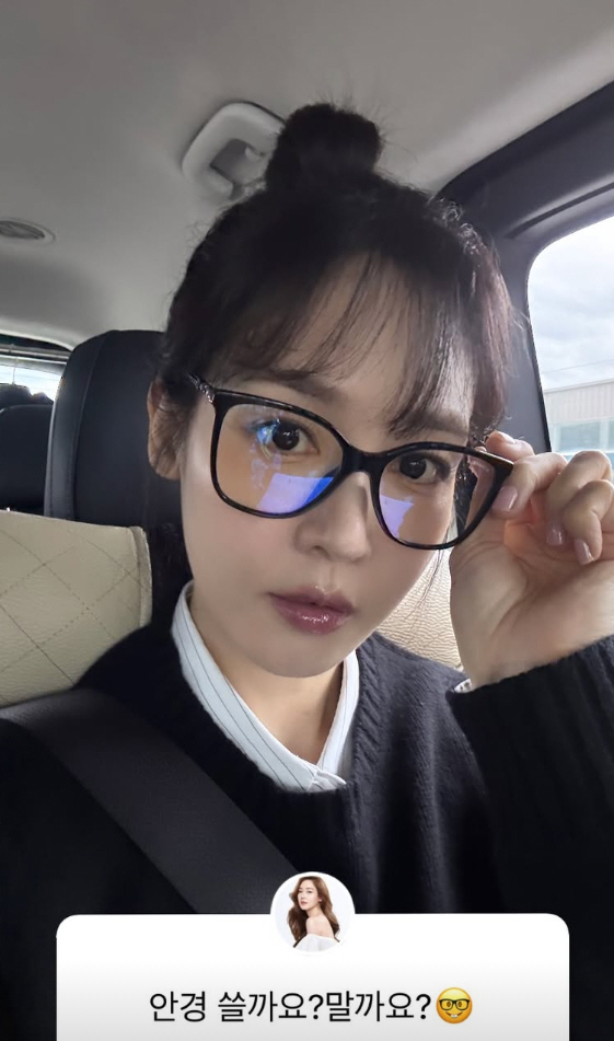Sung Yu-ri released her husband and transformed her bold image..Should I wear glasses on my bangs? Should I not?