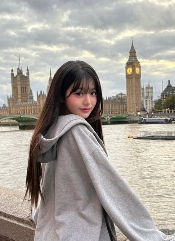 Jang Won-young, the beauty of the goddess shining in London...She's dressed comfortably, but she's aura that's brilliant. 