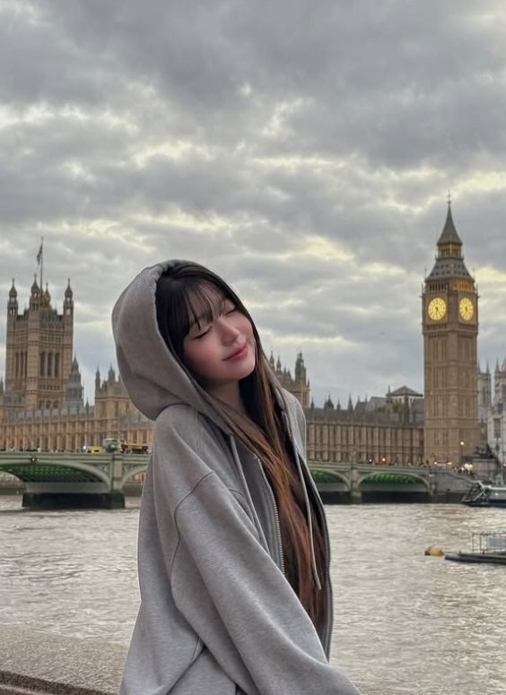 Jang Won-young, the beauty of the goddess shining in London...She's dressed comfortably, but she's aura that's brilliant. 