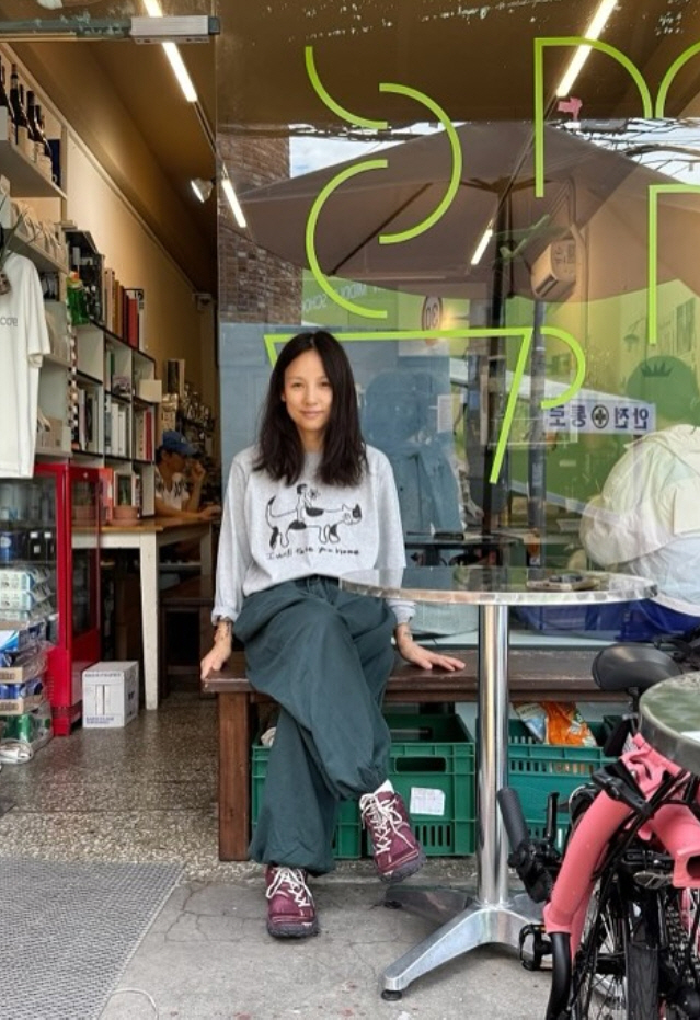 Lee Hyo-ri, who became a businessman, opened a yoga center and sold t-shirts..All proceeds are donated in full