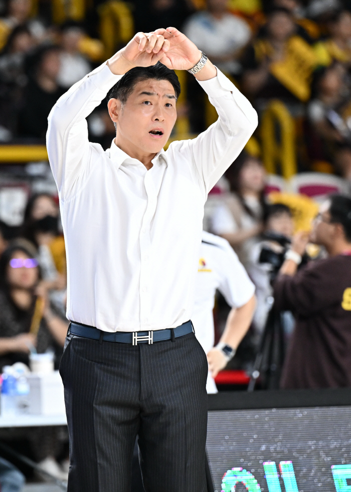  LG manager Cho Sang-hyun, who was completely defeated by Jeong Kwan-jang, played a game that can't be played all day. I was pushed around all the time