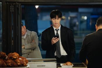 Park Seo-jun Transforms into an Office Worker in First Stills for JTBC's 'Waiting for Gyeongdo'
