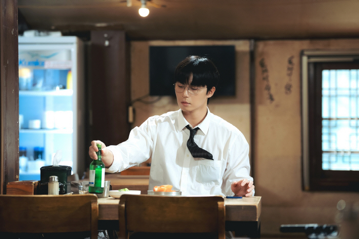 Park Seo-jun Transforms into an Office Worker in First Stills for JTBC's 'Waiting for Gyeongdo'