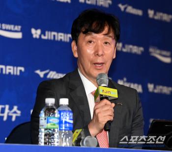  Director Shin Young-chul is the head coach of OK Savings Bank