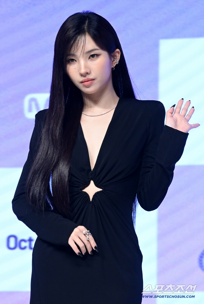  (G)I-DLE's Soyeon and Son Greetings are charismatic