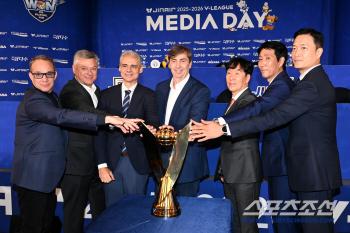  V League Men's Coach Hands Up to the Trophy