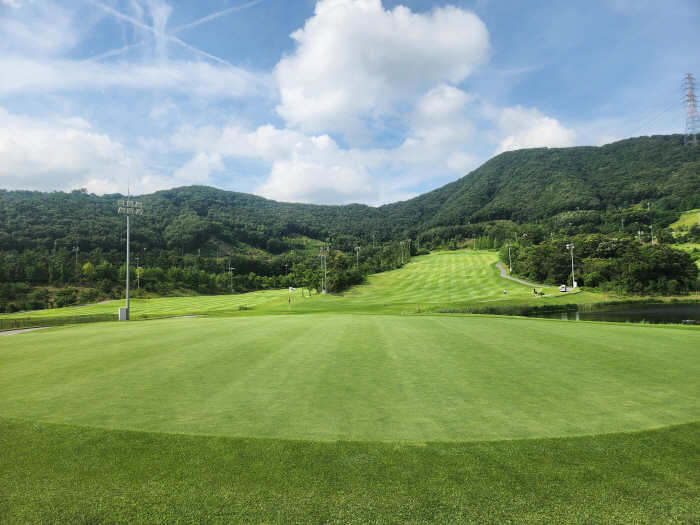 A relaxed private round will be provided. X Golf will hold its first rental event with Forwell CC Anseong