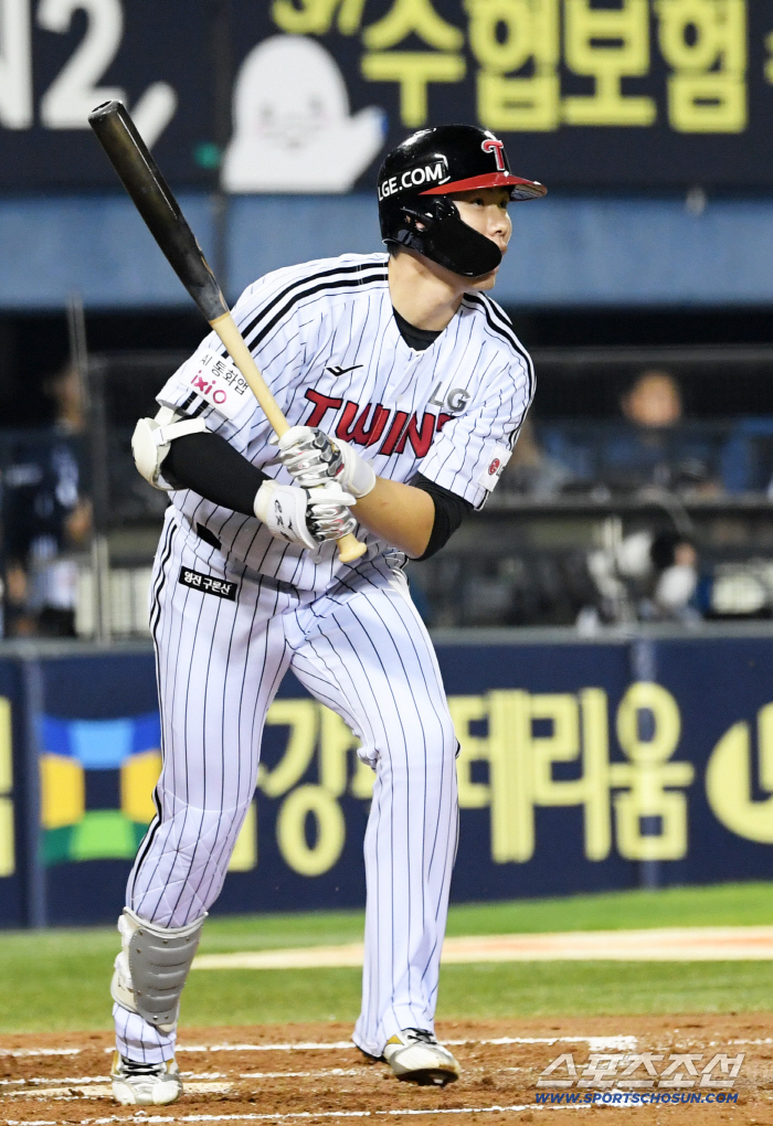 This is a yum-ryang-style blue-and-white pancake. Five designated hitters. He's bunt out, but he's hitting again