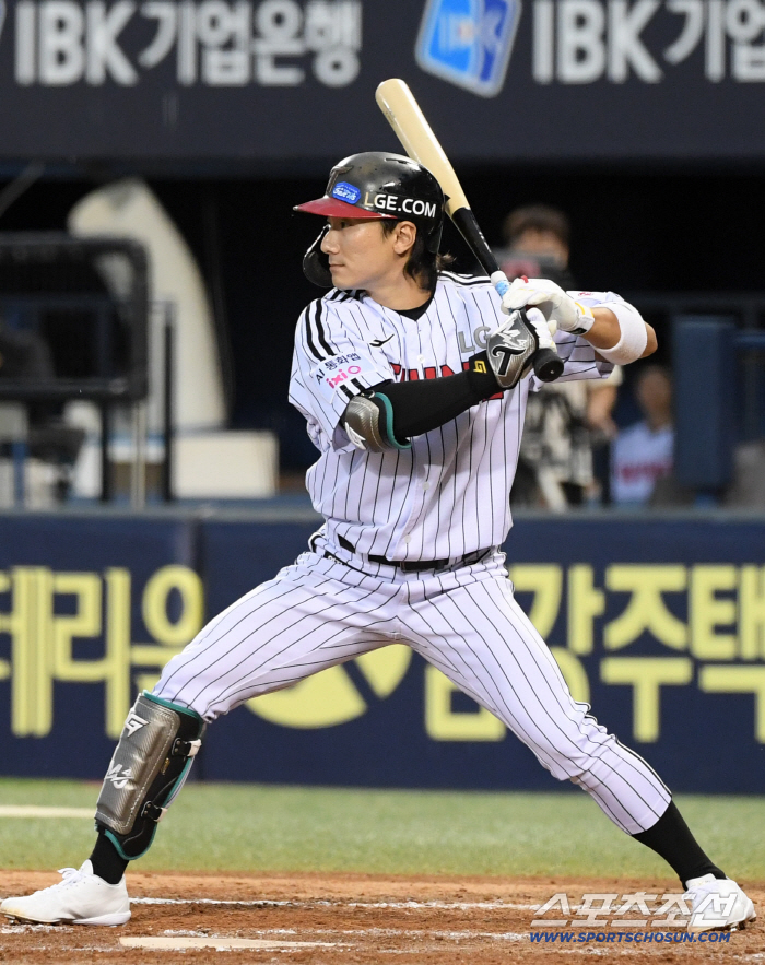 This is a yum-ryang-style blue-and-white pancake. Five designated hitters. He's bunt out, but he's hitting again