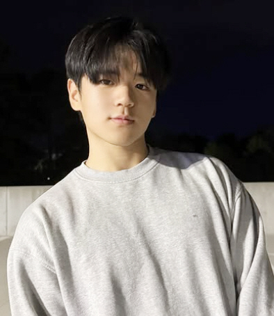 Yoon Hoo, a prestigious university student, sees his first update since his parents' divorce was confirmed