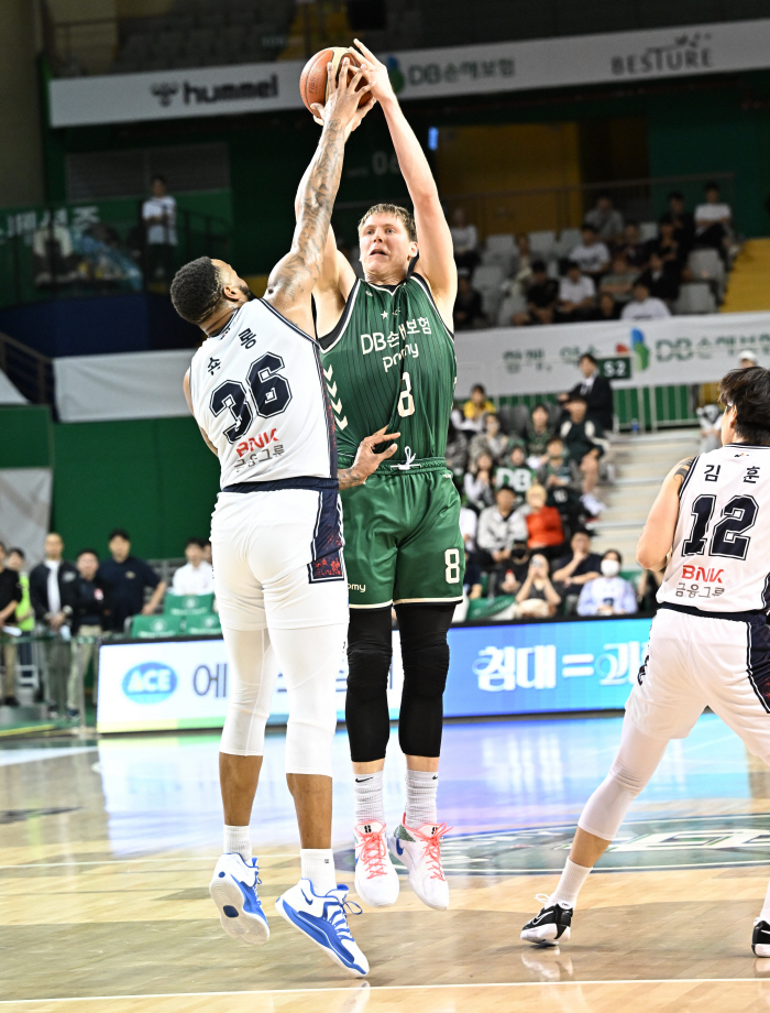 7.7 seconds. Winning shot! Strong heart...Busan KCC grabs Wonju DB 8684 and wins 3 consecutive games 1st place Mercury