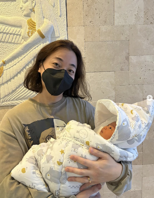 Four-year-old is in her second arms with a gender change...♥The second burrito to give birth to his wife, who is 6 years younger than him