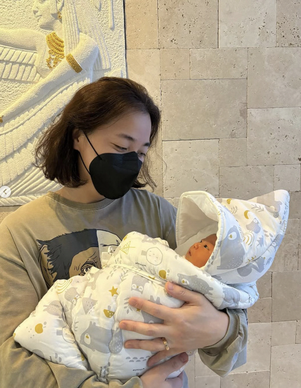 Four-year-old is in her second arms with a gender change...♥The second burrito to give birth to his wife, who is 6 years younger than him