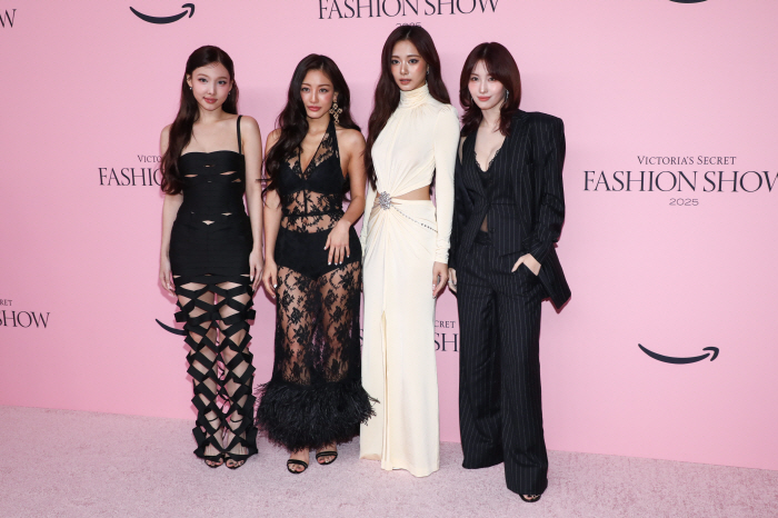 Full body see-through, under-boop...TWICE's Lingerie Show Appears Unprecedentedly