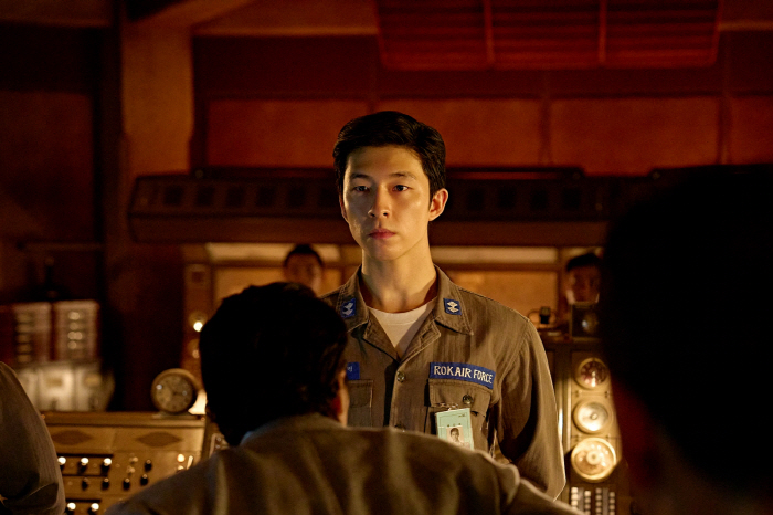 Hong-kyung becomes a key man who is excited about good news..a fresh shocker