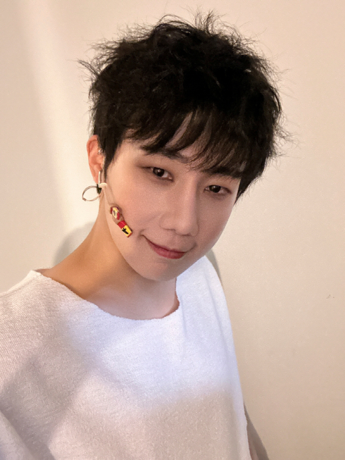 Kim Sungkyu Impresses as L in Opening Performance of Musical ‘Death Note’