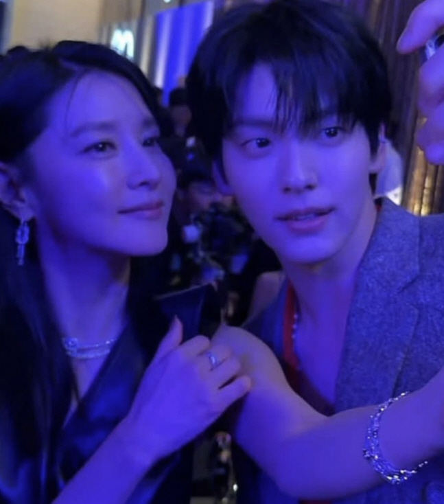 Lee Young-ae, 20-year-old TuBatu, face to face with Subin and selfies...Her beauty is beyond all the years. 