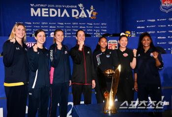  Foreign players from seven V-League women's teams posing with the trophy