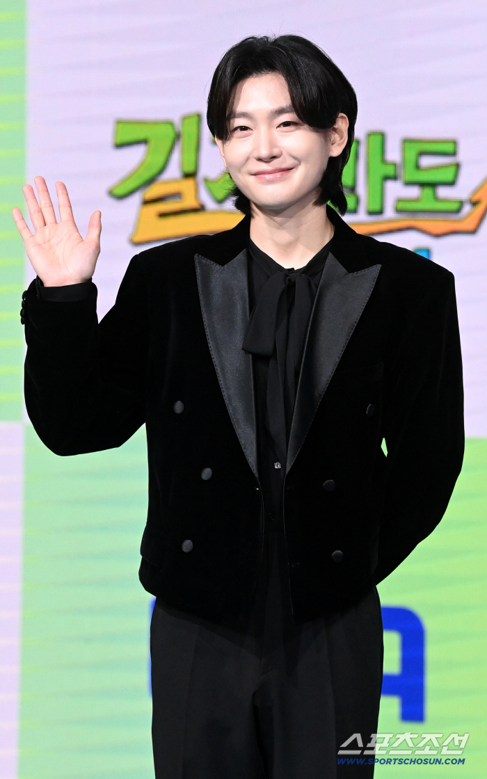  Kim Yongbin greets with a smile