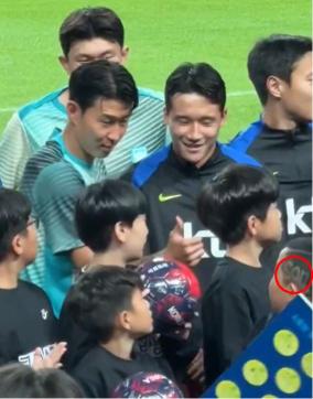 Son Heung-min thumbs up to a kid with SONNY on his head!SON is interested in national universities even though he's so sweet