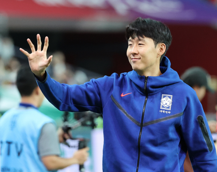 Son Heung-min thumbs up to a kid with SONNY on his head!SON is interested in national universities even though he's so sweet