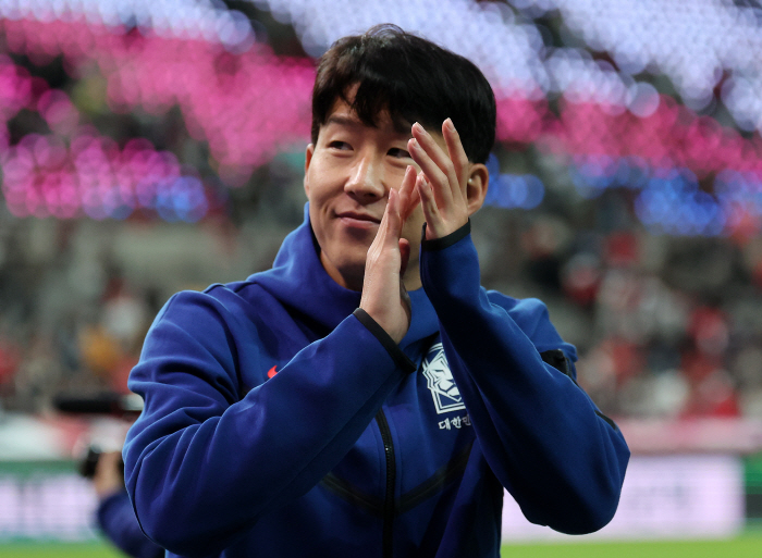 Son Heung-min thumbs up to a kid with SONNY on his head!SON is interested in national universities even though he's so sweet