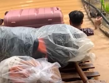 To take my daughter to the airport, the father of the raft in the water was moved