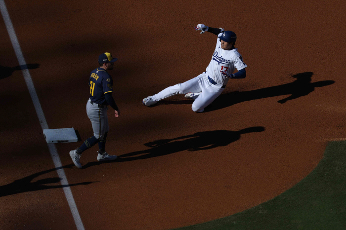 1 win left! Glassnow 1 run in 5 ⅔ innings  Otani triple  Sasaki Save LAD 31 Milwaukee