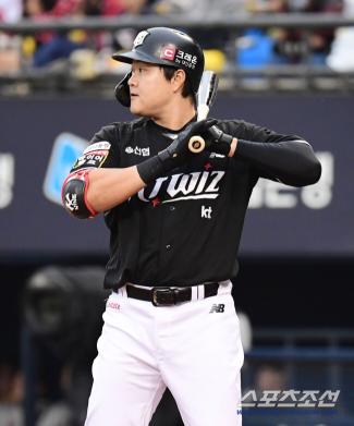 I hope he was remembered as a strong first baseman, whether it was a quiet retirement announcement by the MVP of the Korean Series, FA's big hit of 5 billion won