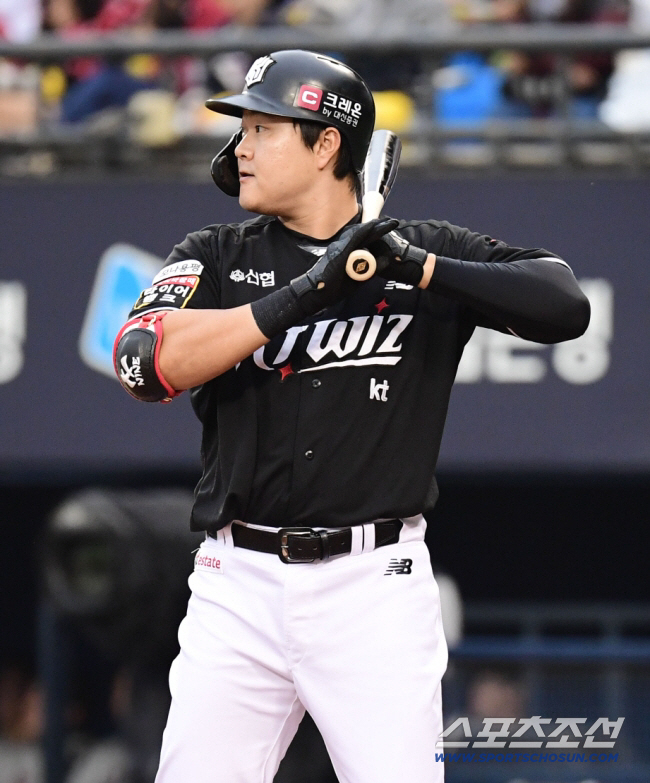 I hope he was remembered as a strong first baseman, whether it was a quiet retirement announcement by the MVP of the Korean Series, FA's big hit of 5 billion won