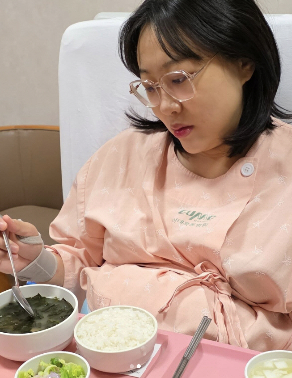 I'm giving birth to twins, I barely survived after a blood transfusion..Infinite seaweed soup hell